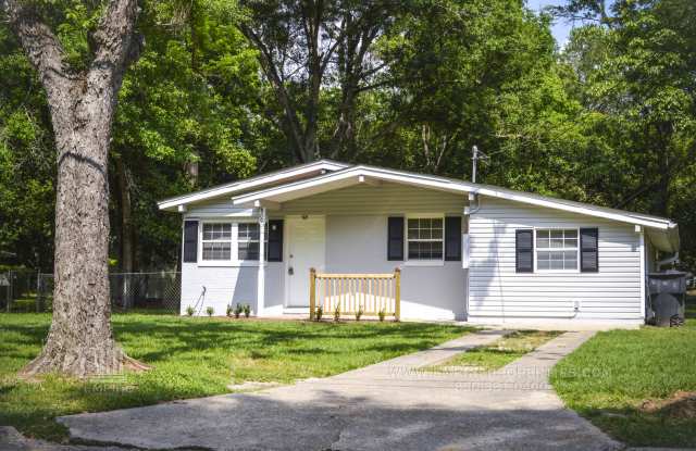 House Near Campus With Yard photos photos