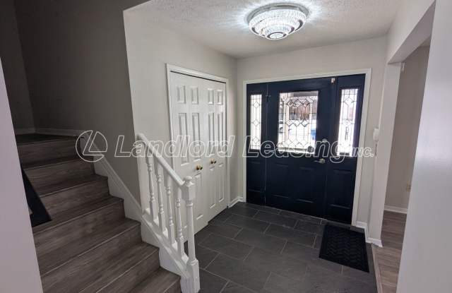Charming Colonial with Modern Updates in a Quiet Cul-de-Sac Gallery 3