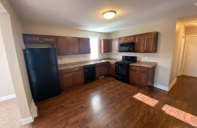 4 Bedroom Home just 3 minutes from downtown with detached garage! Gallery 3