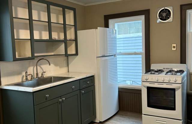 4 Bdrm Lovely Oswego Home!! Gallery 3