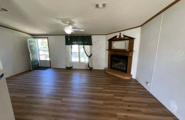 Roomy 3/2 Double-Wide Mobile Home in Marianna Park Gallery 3