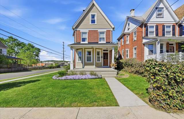 Charming Updated 4B/2.5B Home with Fenced Yard & Parking Included photos photos