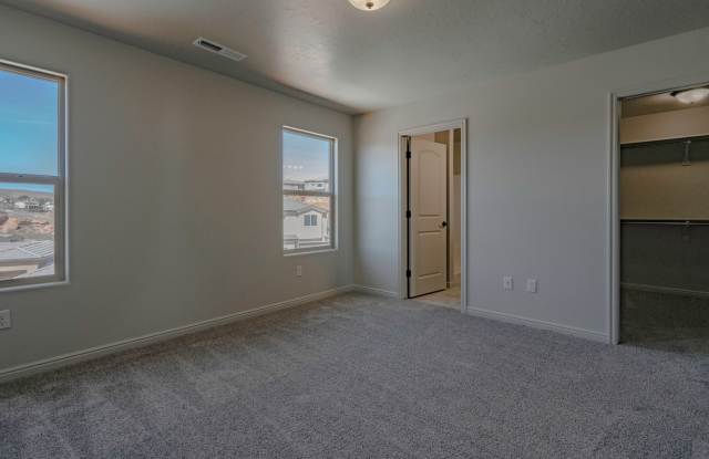 3 Bedroom Townhome with BRAND NEW CARPET! Gallery 4