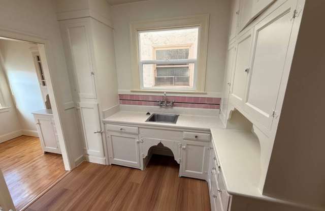2br - 780ft2 - Prime location! One block to UCB Gallery 2