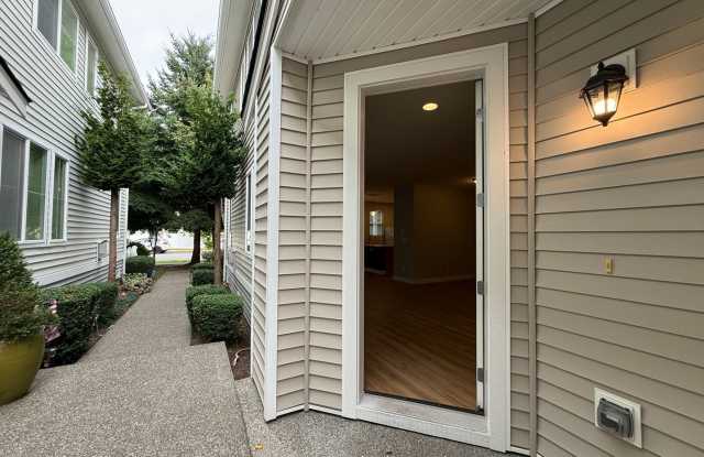 Large Corner Unit Townhome - 2 Car Garage Gallery 3