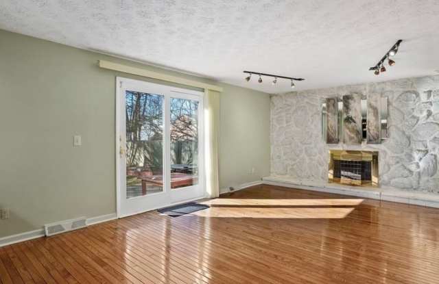 4 Bedroom 3 bathroom Single Family Home in Lorain photos photos