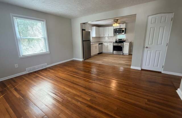 Spacious Updated 2BR/1BA with bonus room! Gallery 3