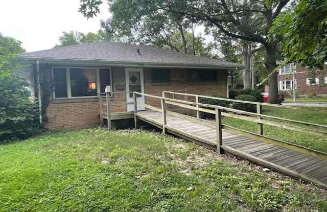 2 Bedroom Duplex on Great Corner Lot in Urbana! photos photos