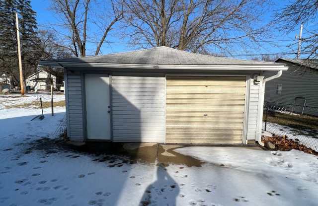 !HALF OFF FIRST MONTHS RENT SPECIAL! 3 Bedroom 2 Bathroom Home Gallery 3