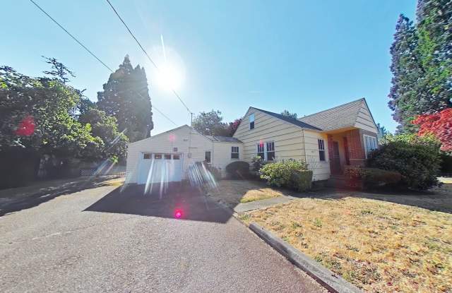 4 Bedroom House ~ Close to Willamette Park ~ Pet Friendly - 2415 Southeast Thompson Street, Corvallis, OR 97333