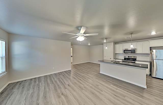 3 Bedroom, 2 Bathroom, 2 Car Duplex in Great location close to the Broadway Extension and 8 minutes from downtown OKC Gallery 4