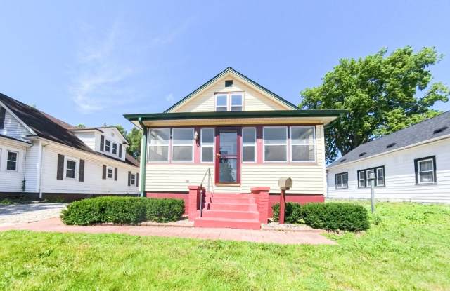 Newly updated 3 bedroom 2 bathroom home - 420 2nd Street, West Des Moines, IA 50265