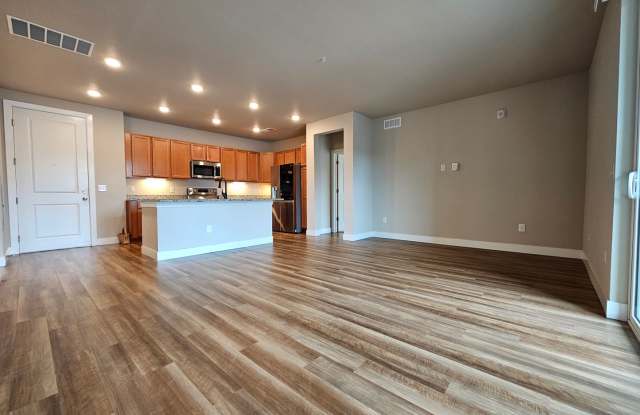 Beautiful, Modern and Bright 2 Bedroom 2 Bath Condo in the Aurora Area Gallery 3