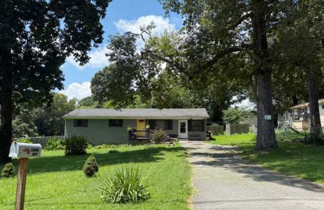 SINGLE FAMILY HOME ~ MOVE IN SPECIAL: NO RENT UNTIL FEBRUARY - 2104 Ollie Street, Wildwood Lake, TN 37323