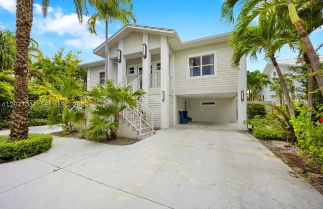 1076 NE Little River Dr Gallery 1