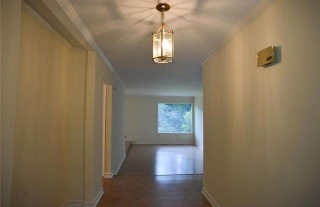 5218 Meadowcreek Drive Gallery 2