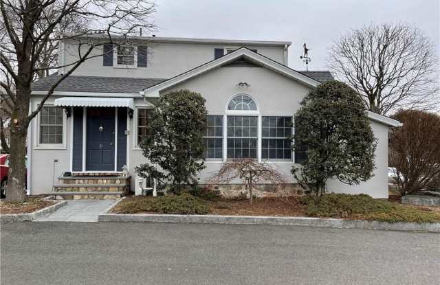 31 Ledge Avenue unit: 2 photos photos