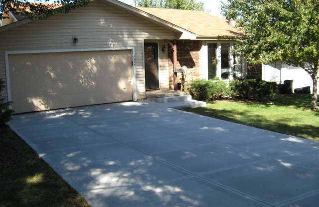 Large Ranch House - 4934 Grover Street, Omaha, NE 68106