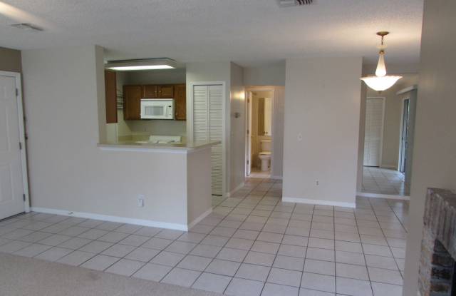 2 BEDROOMS W/2 FULL BATHS, 1st FLOOR UNIT w/ Screened in Patio Gallery 2