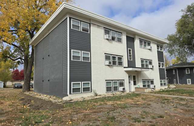 1351 Iowa Avenue Southeast - 9 photos photos