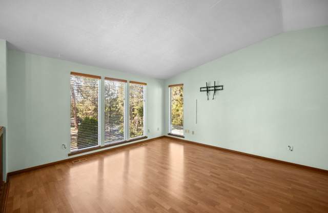 Spacious 4BR Split-Level in Spokane - Hardwoods, Granite Kitchen & Family Room Gallery 4