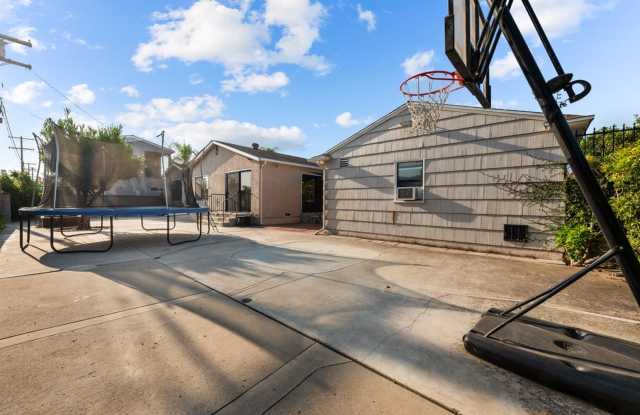 Compound walking distance to SDSU! Gallery 3