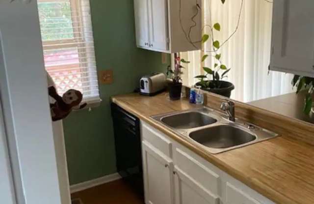 Charming 4BR House in Winston Salem - 408 Croydon Lane, Winston-Salem, NC 27107