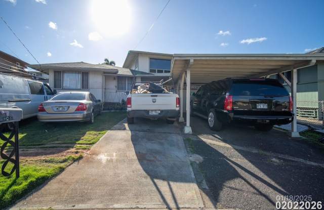 MOVE IN READY 3BR/1BA/2 TANDEM PKG IN AIEA AREA - 98-137 Kalike Place, Aiea, HI 96701