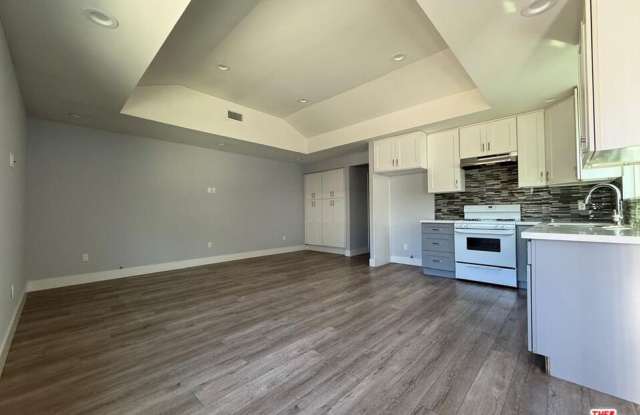 8168 Whitsett Ave photos photos