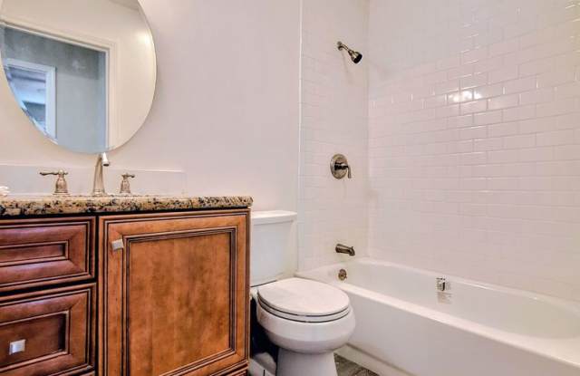 Refurbished 2bd House With Office & Exterior Laundry Room Gallery 4