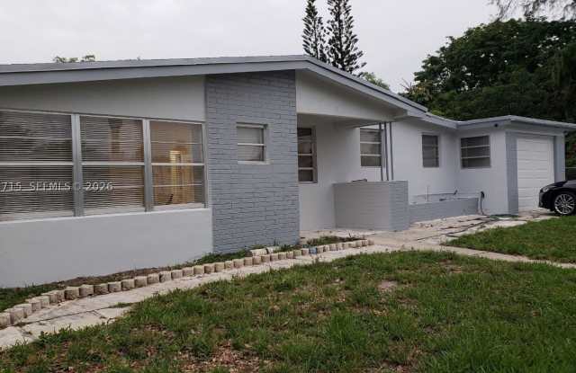 18280 NE Glades Dr Gallery 2