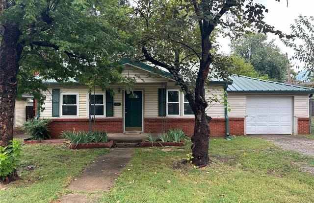 706 E 10th Street - 706 East 10th Street, Claremore, OK 74017