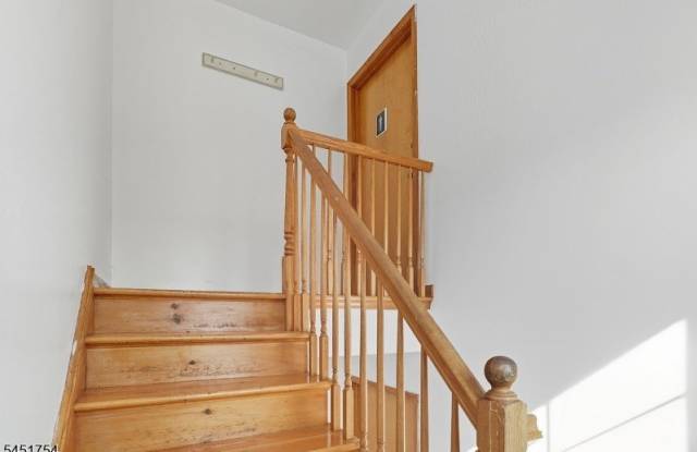 87 Cottage St Gallery 2