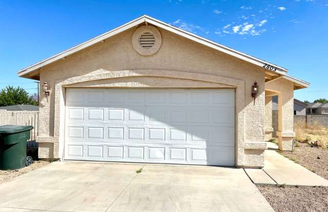 Don't miss out on this great 3 bed, 2 bath home! - 2603 Phoenix Avenue, Kingman, AZ 86401