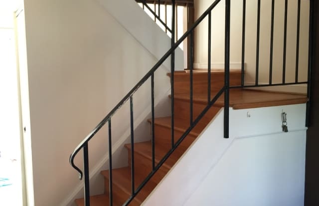 Spacious 2bd/1.5bth Condo Located in Laurel Square!! Gallery 3