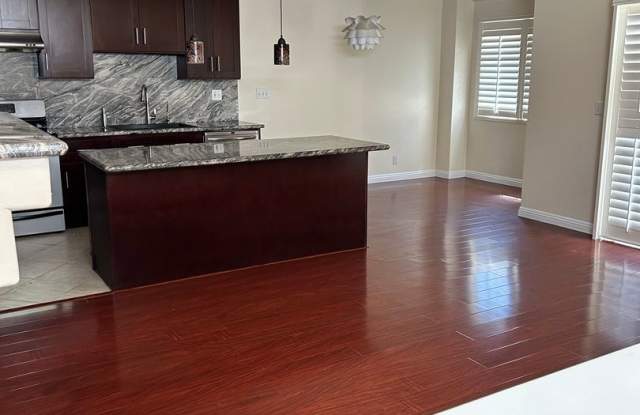 2b2b- Private freshly painted Torrance condominium ready for immediate occupancy. Gallery 3