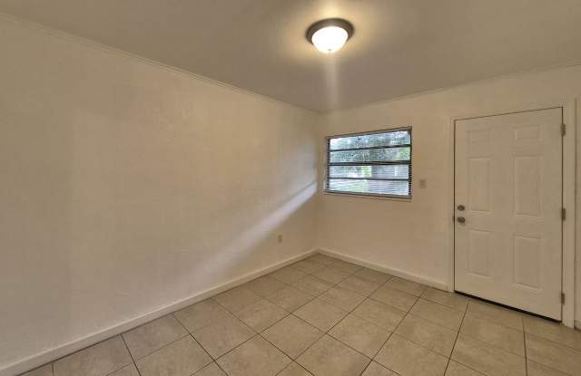 1726 W Chestnut St Apt B Gallery 4