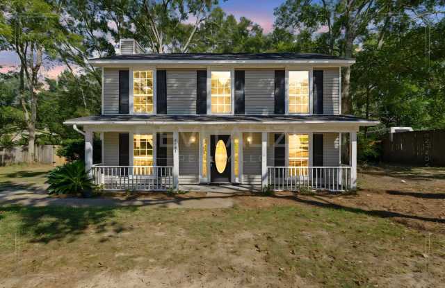 Cozy Fireplace, Spacious Backyard, Great Location Gallery 1