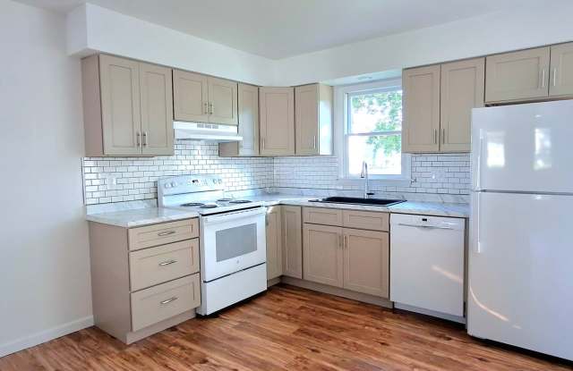2 Bedroom 1 Bathroom in Elizabethtown! - 323 North Cherry Alley, Elizabethtown, PA 17022