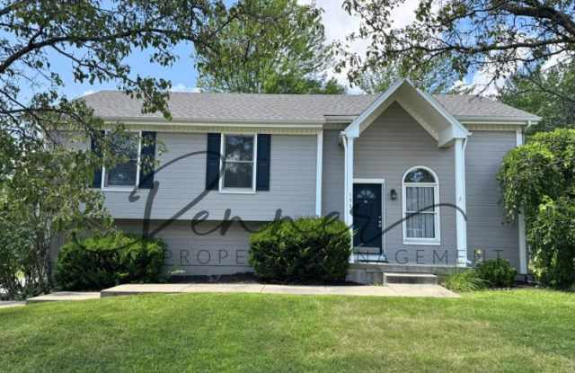1530 NE Stonewood Dr - 1530 Northeast Stonewood Drive, Lee's Summit, MO 64086