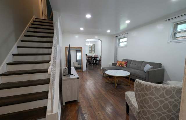 3 bed 1.5 bath Updated Charming Brick Duplex, Ideal for Medical Professionals & Commuters Gallery 4