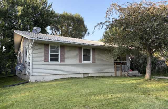 909 1st St Sw - 909 1st Street Southwest, Oelwein, IA 50662 909 1st St Sw - 909 1st Street Southwest, Oelwein, IA 50662