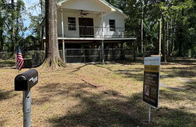 Beautiful Camp Style Home For Lease In Denham Springs photos photos