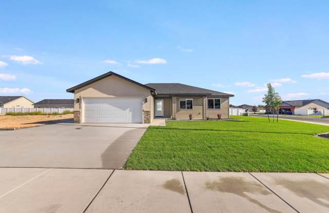 Spacious 4 bed/2 bath Rental with 2-Car Garage & Split Floor Plan Gallery 4