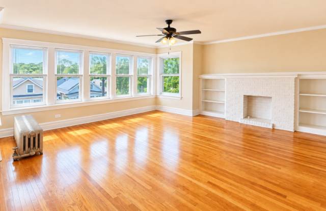 4646 West Addison Gallery 1