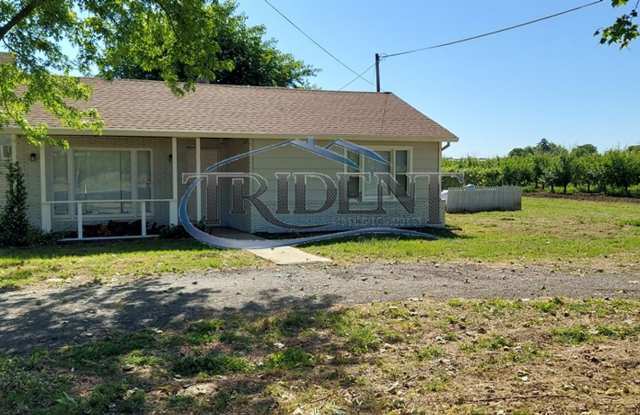 2 bedroom, 2 bath house, plus a bonus room, located in the country. photos photos