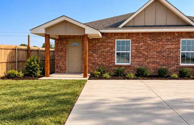 Modern 3BR/2BA Duplex Near Fort Sill & Shopping Gallery 1
