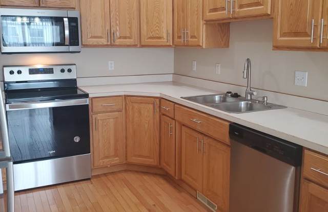 3 Bed - 2 Bath Twin Home - Fenced Yard - Double Garage Gallery 4