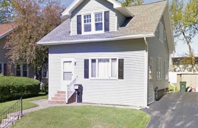 Spacious 3-Bed 1-Bath Home For Rent with Backyard Patio at 25 Meech Park! photos photos