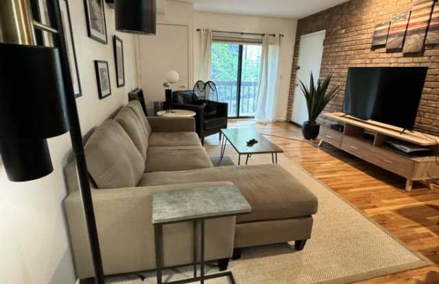 803 West Oakdale Avenue - 803 West Oakdale Avenue, Chicago, IL 60657